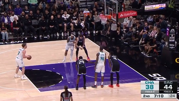 什么叫顶级射手!克尼佩尔兜出来直接三分 德罗赞扑防不及送加罚