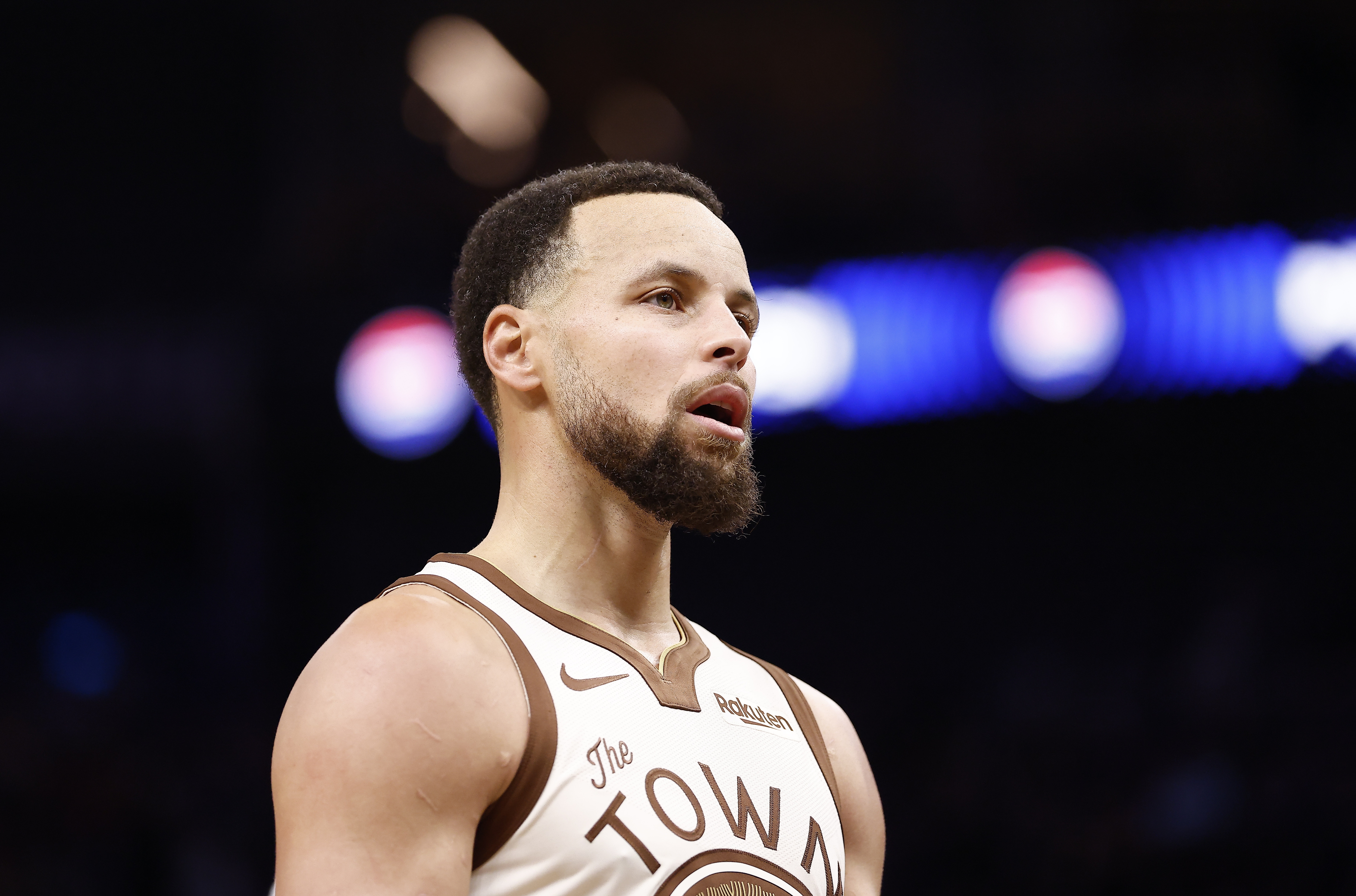 遭遇严防!库里16中6拿到16分3板3助1断 正负值-25