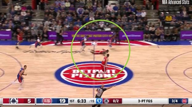 kaiyun-惨！小卡左膝受伤瞬间曝光：先被奥萨尔撞 马上又被里德撞翻在地