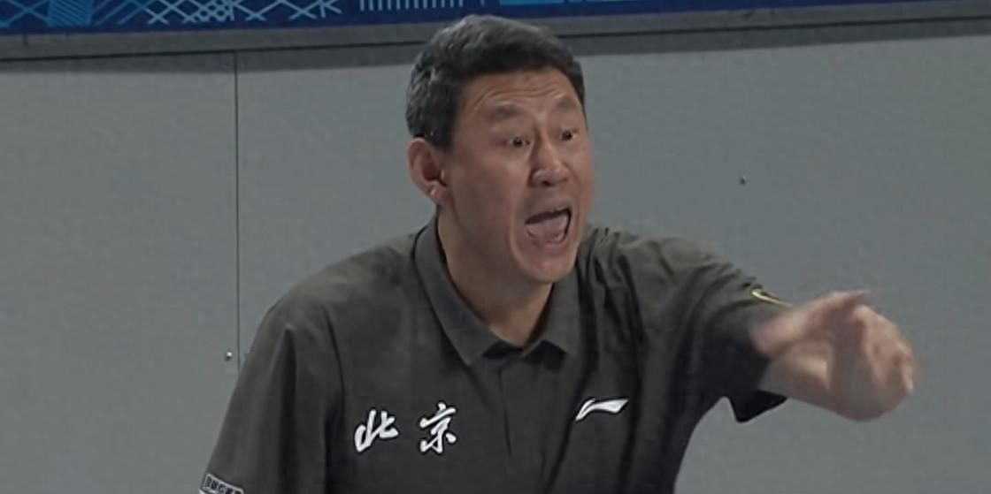 开云官网-周琦撑起北京内线防线，外援串联发力，广东锋线进攻全面哑火