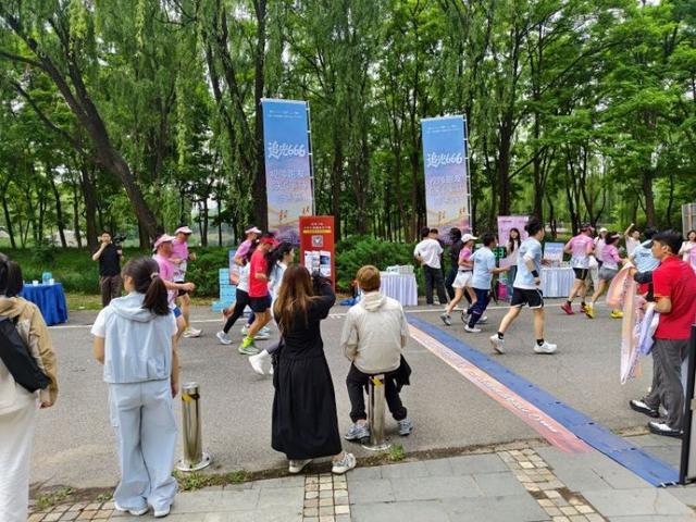 开云-一根绳子，六道光——一场让视障跑者被“看见”的六天六马挑战
